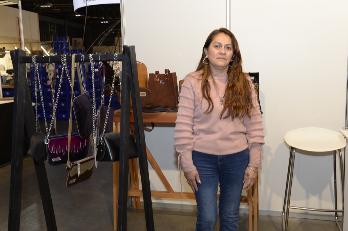  Teresa llegó con las carteras de Picún Rosa, hechas completamente de cuero de vaca chaqueña. 