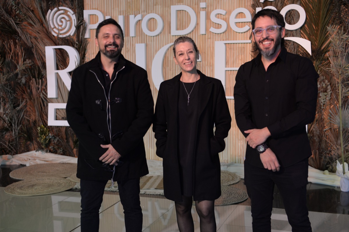 Gonzalo Romero, Silvina Lanfiutti y Sebastián Alperin en el ingreso a la feria Puro Diseño Raíces Chaco.