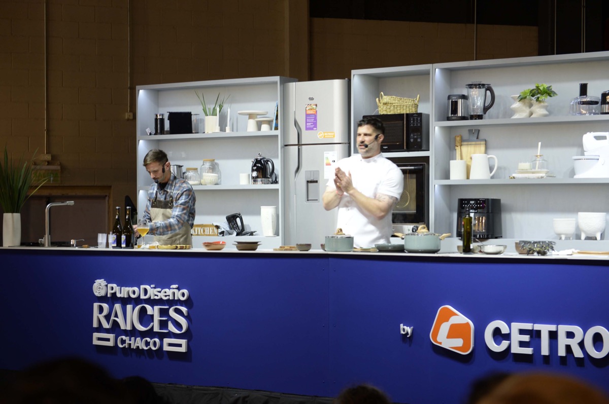 Guillermo Perosio al frente de la mega cocina "estudio" de Feria Puro Diseño Raíces Edición Chaco. 