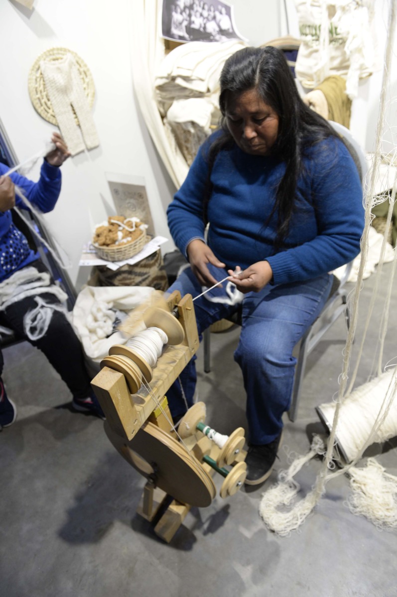 Artesanas en acción en Puro Diseño Raíces Chaco. 