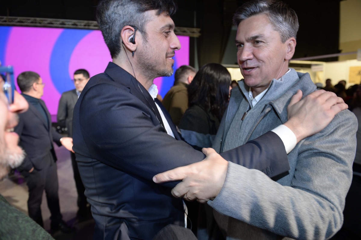 El abrazo de Matías Rosado, productor general y director de la feria, con el gobernador Leandro Zdero: ¡misión cumplida!