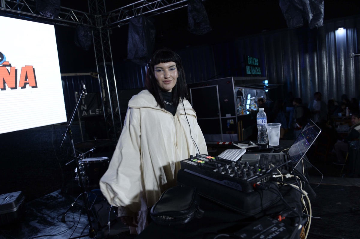 Una perfomance de DJ en vivo subió el volúmen al día de feria en el Centro de Convenciones de Resistencia. 