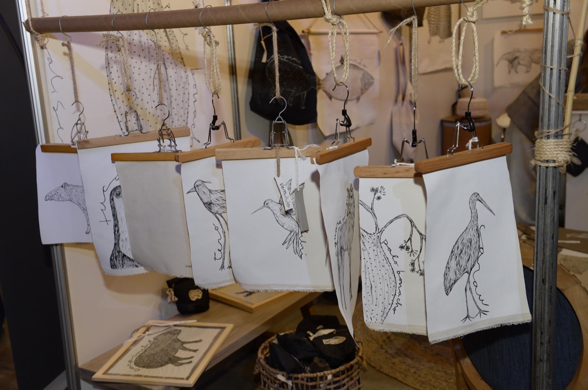 Cuadros colgados en bastidores con lienzo y perchas por Anali Serafini. 