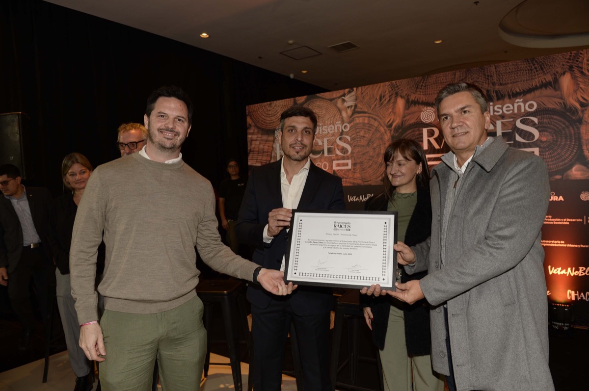 Juan Astibia, presidente de Altántida y Matías Rosado, director y productor de Puro Diseño, entregaron un reconocimiento al gobernador Leandro Zderi y a la vicegobernadora, Silvana Schneider. 