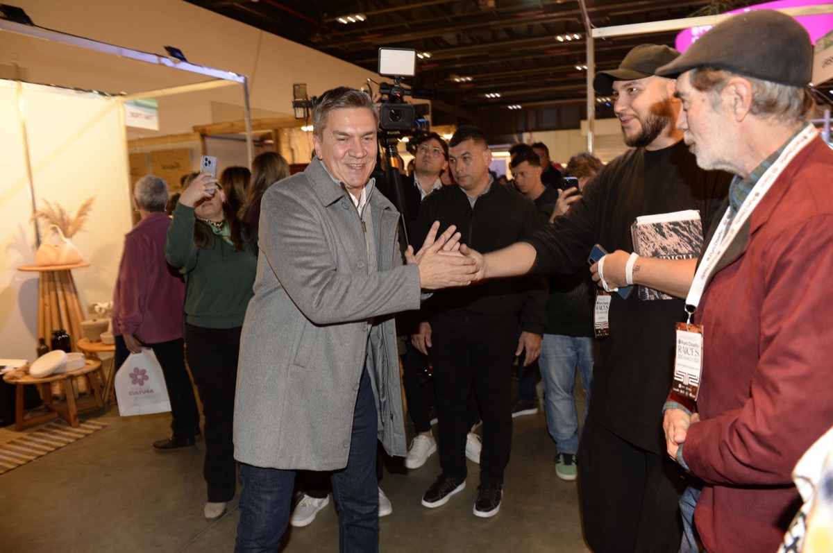 El gobernador de Chaco Leandro Zdero recorriendo la feria Puro Diseño Raíces Chaco.