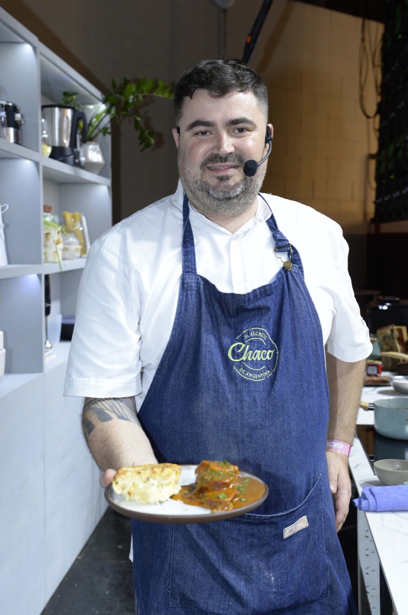 El chef Paolo Rossi con un manjar de carne ahumada. 