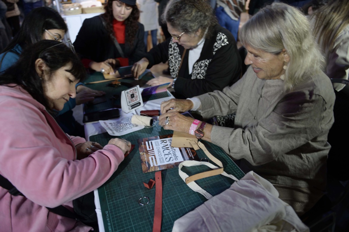 Manos a la obra en un taller de marroquinería. 