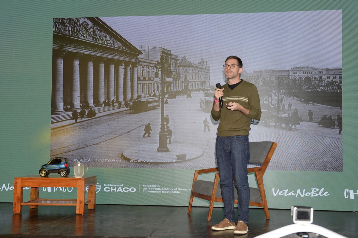 Agustín Passerini presentó una charla sobre el rediseño de la movilidad urbana. 