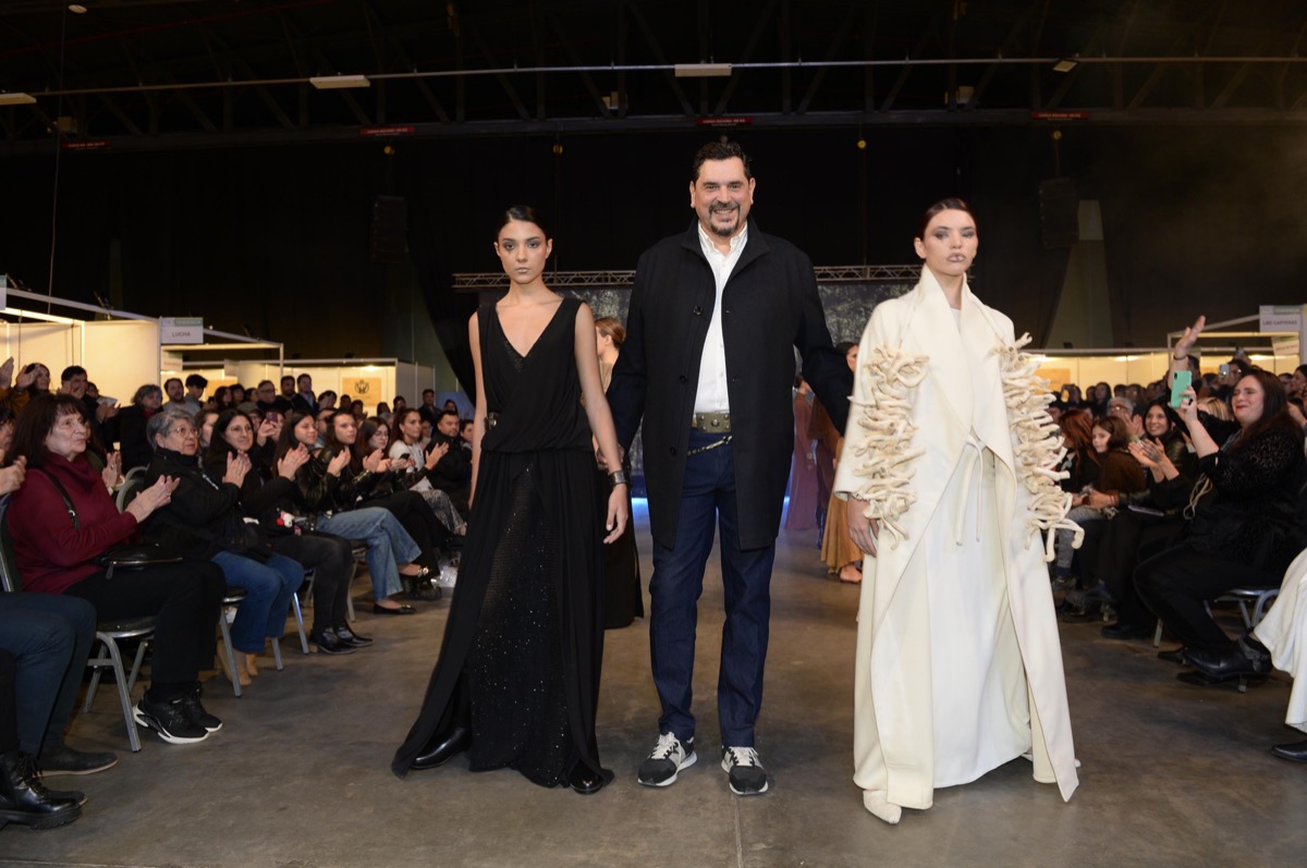 El gran final del desfile de Marcelo Senra en feria Puro Diseño Raíces Edición Chaco. 