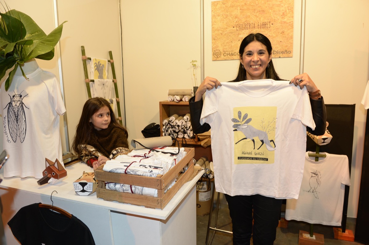 Liz de Chiliberta Flores celebró que Benito Fernández eligió uno de sus diseños. 