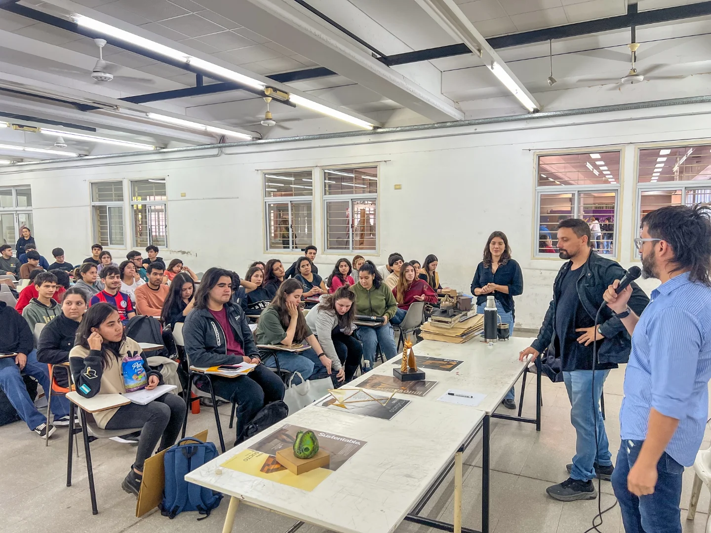 Sebastián Alperin, responsable de producción VetaNoble, da la bienbenida a los participantes del concurso, en la Universidad Nacional Del Nordeste.