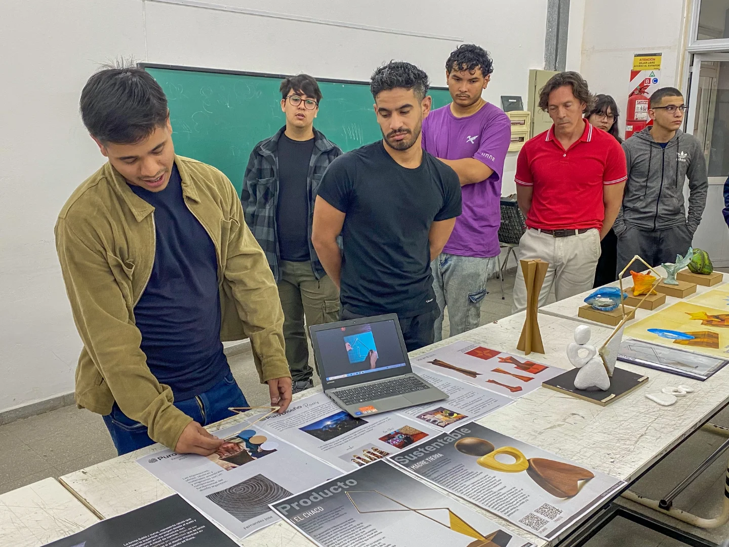 Alumnos de 1º, 2º y 3º año ya pusieron manos a la obra sobre los premios Feria Puro Diseño Raíces. 