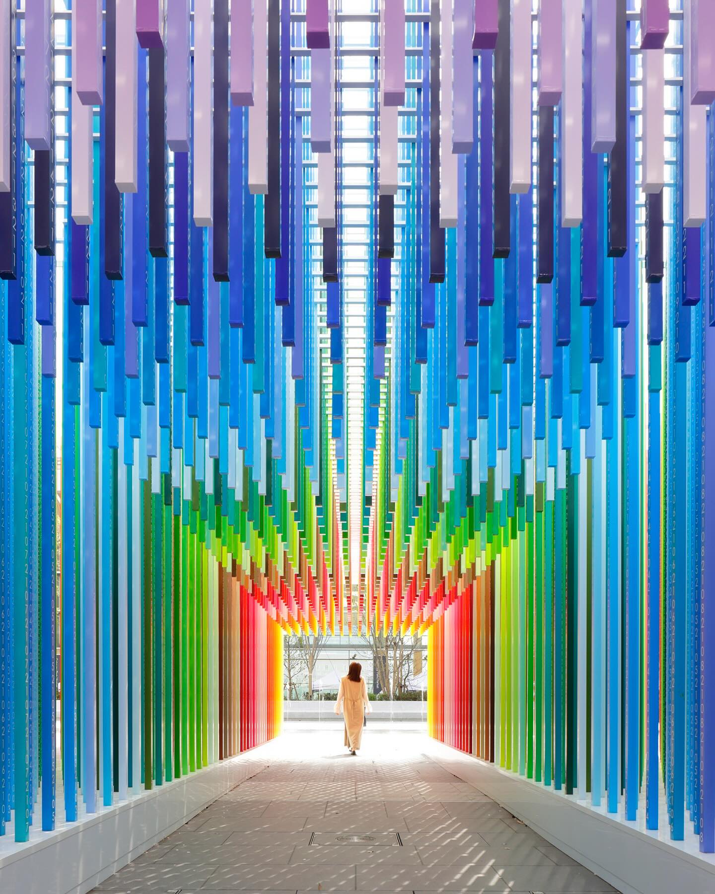 “100 colores”, cada instalación invita a sumergirse en un espectro cromático completo.