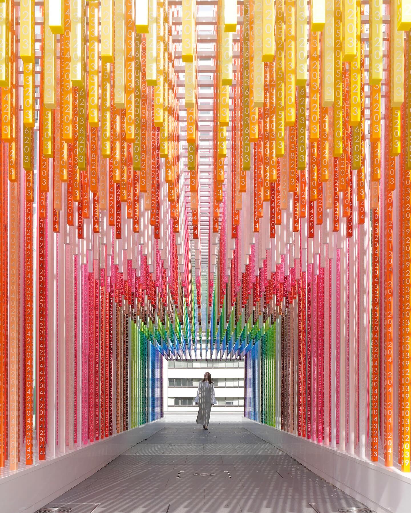 “Mirage” de Emmanuelle Moureaux transforma la entrada del campus central de Google en California.