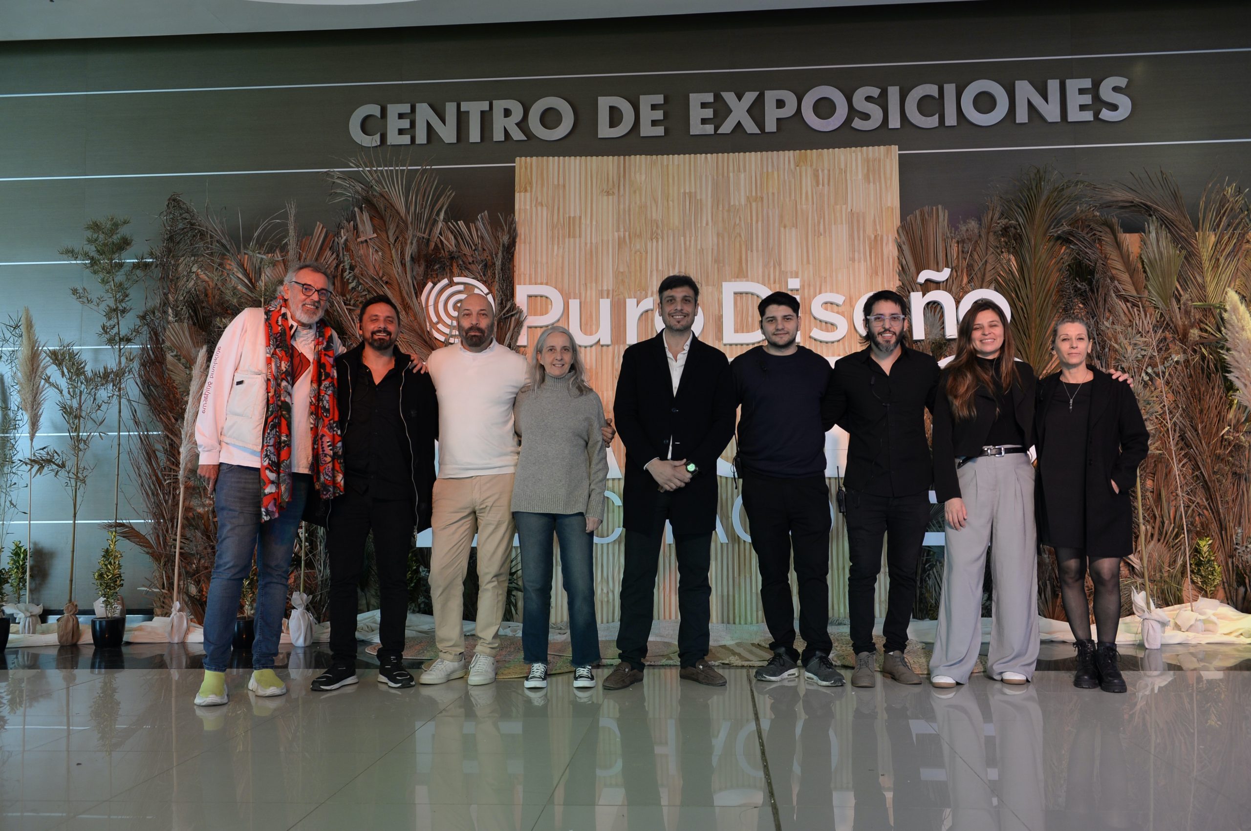 Matías Rosado (centro), director y productor de Puro Diseño, junto a su equipo de producción y los anfitriones y colaboradores de Chaco. 