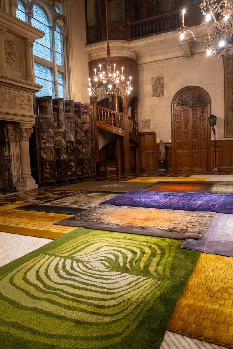 En el Gran Hall del Museo Nacional de Arte Decorativo se extienden la fantásticas alfombras de Alberto Churba.