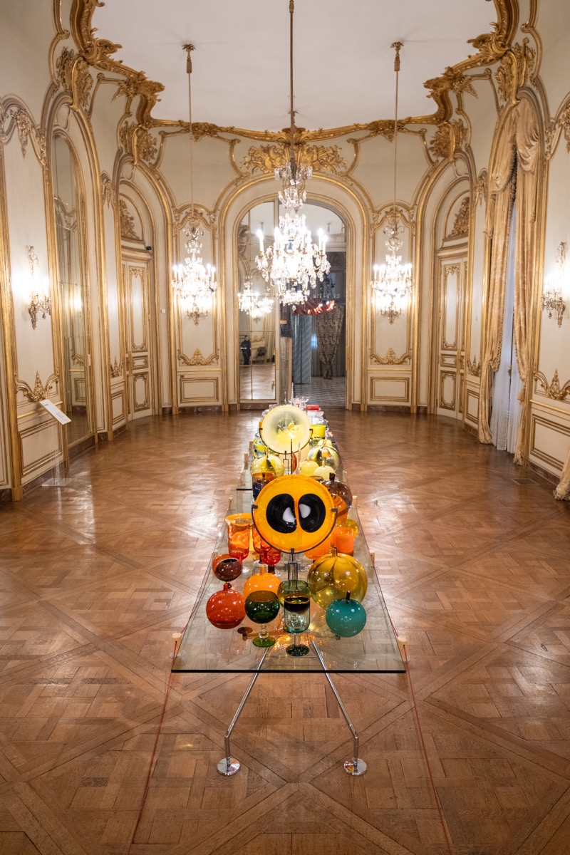 Exquisitos diseños de cristales soplados soplados brillan en el Palacio Errázuriz.