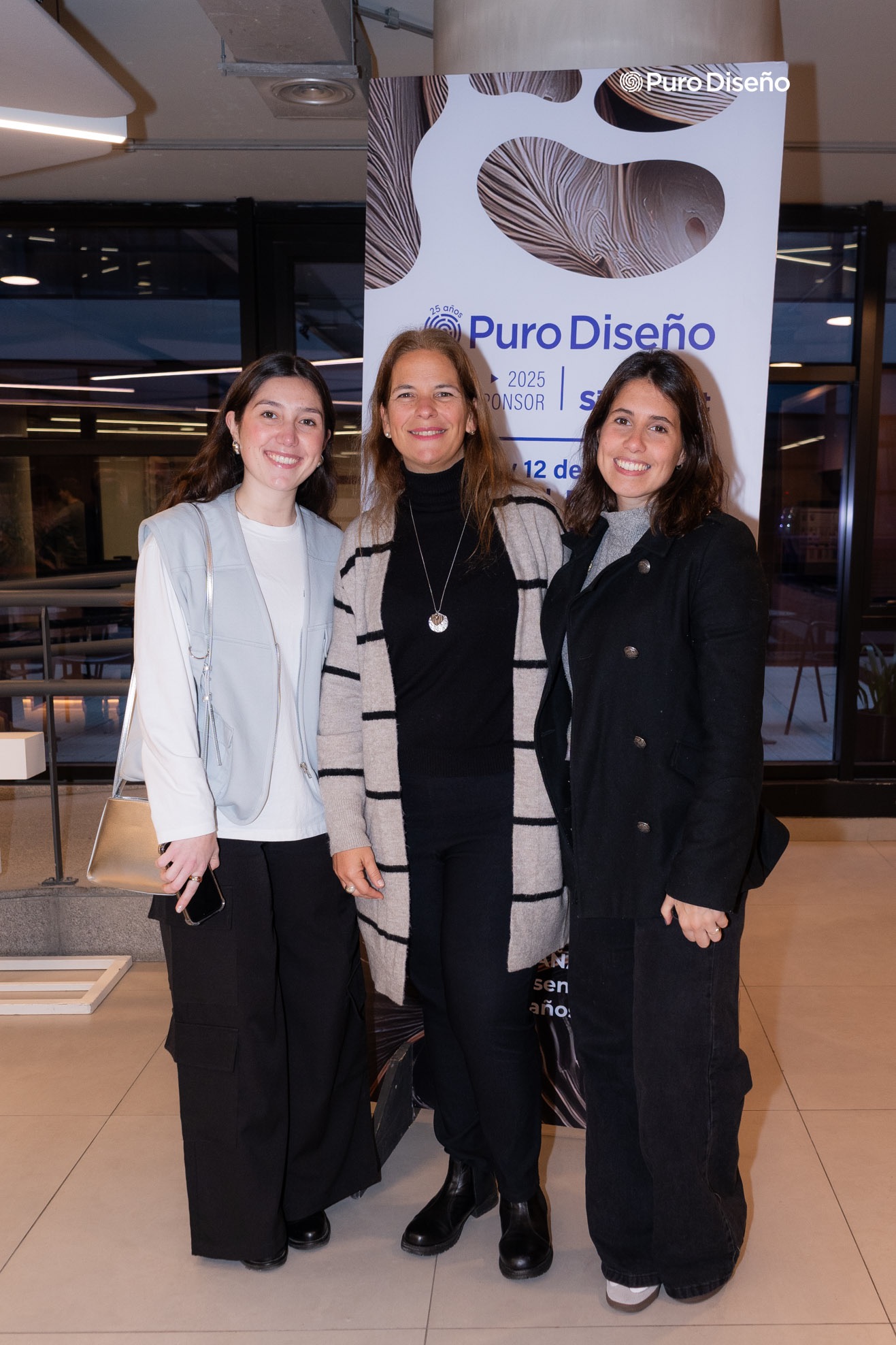 Carola Latorre con Candela Escribano y Jimena Fuente, analista de marketing y gerente de marketing de IDEA Iluminación. 