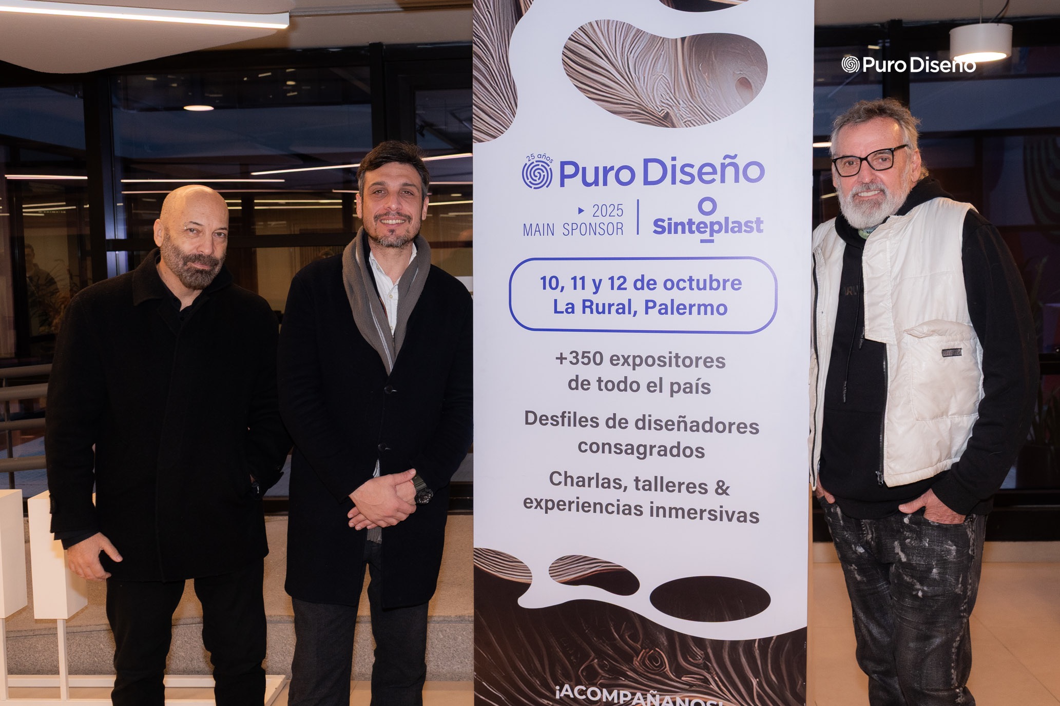 El arquitecto Jorgue Degui de la producción de Puro Diseño, Matías Rosado y el diseñador y curador de la feria Benito Fernández. 