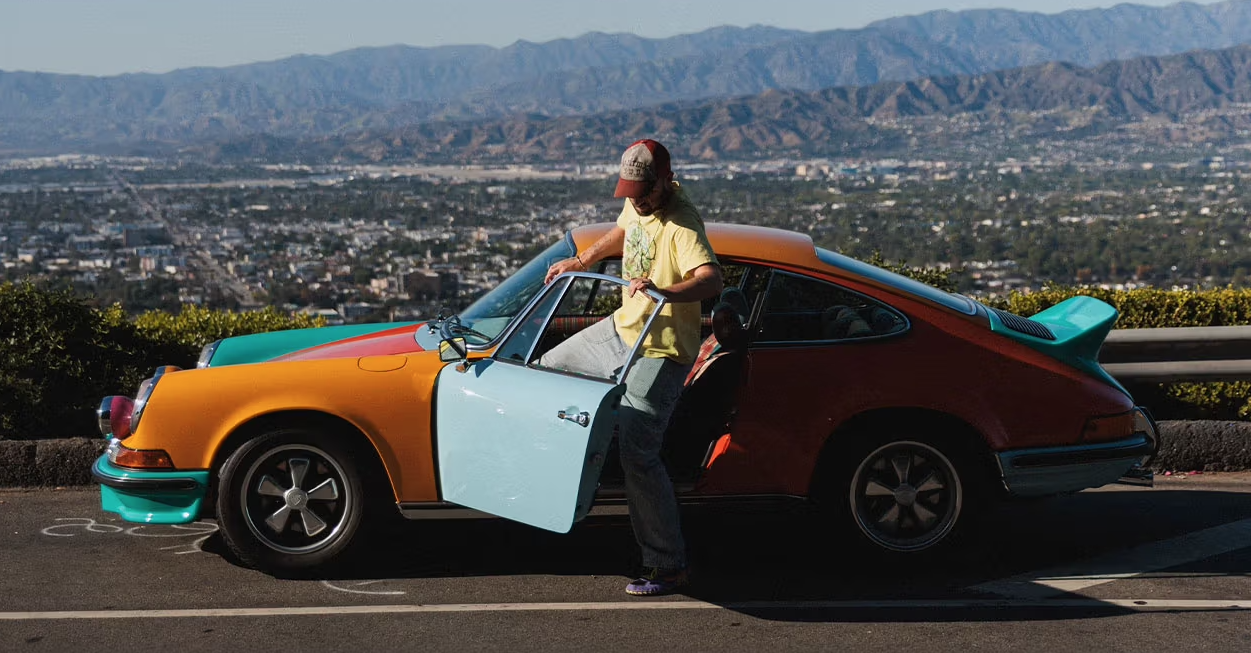 El Porsche 911 Carrera RS 2.7 x Sean Wotherspoone fusiona arte y automovilismo con estética retro