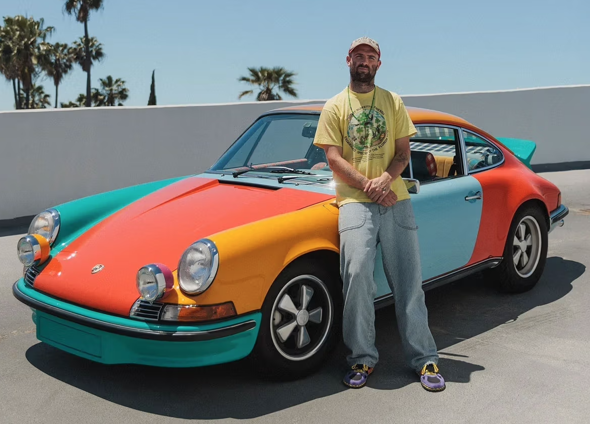 El Porsche 911 Carrera RS 2.7 x Sean Wotherspoone una explosión de color, textura y diseño.
