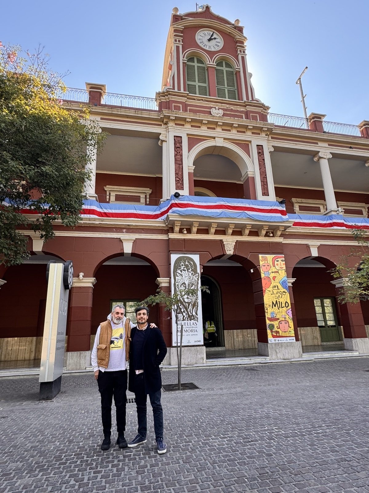 El diseñador Benito Fernández y Matías Rosado, productor y director de Feria Puro Diseño, en Santiago del Estero. 