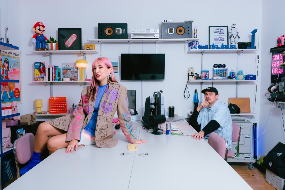 Melanie y Agustín, creadores de los videos de alto impacto, en su usina creativa: daJaus.