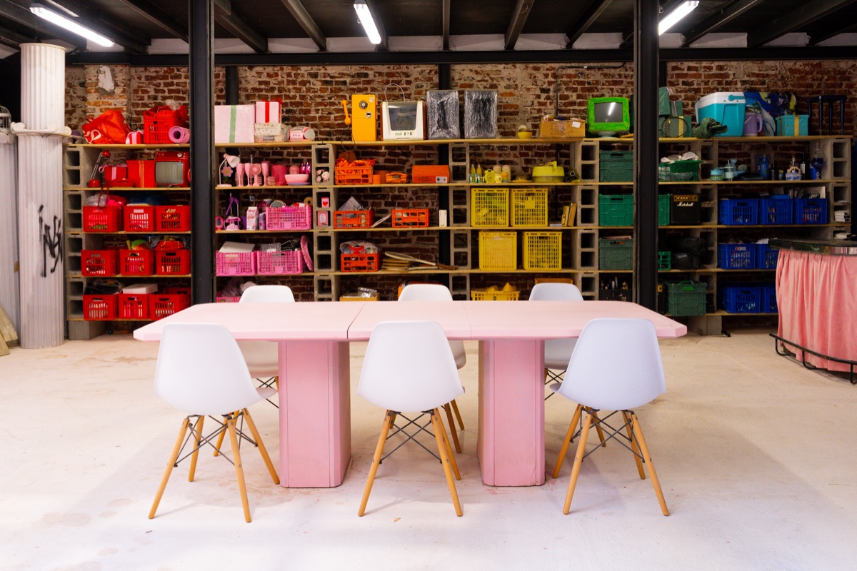 En el subsuelo, accesorios y props ordenados por colores.