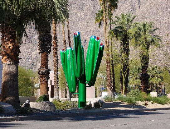 Una extraordinaria escultura de un cactus de metal rinde homenaje al clásico Cadillac 