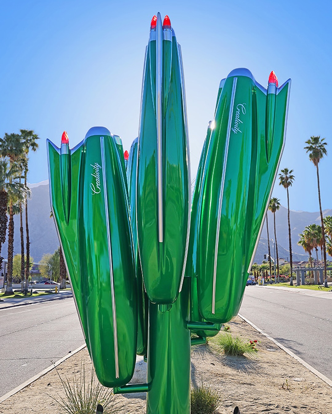 Cadillactus fusiona naturaleza, cultura pop y autos en pleno desierto californiano.
