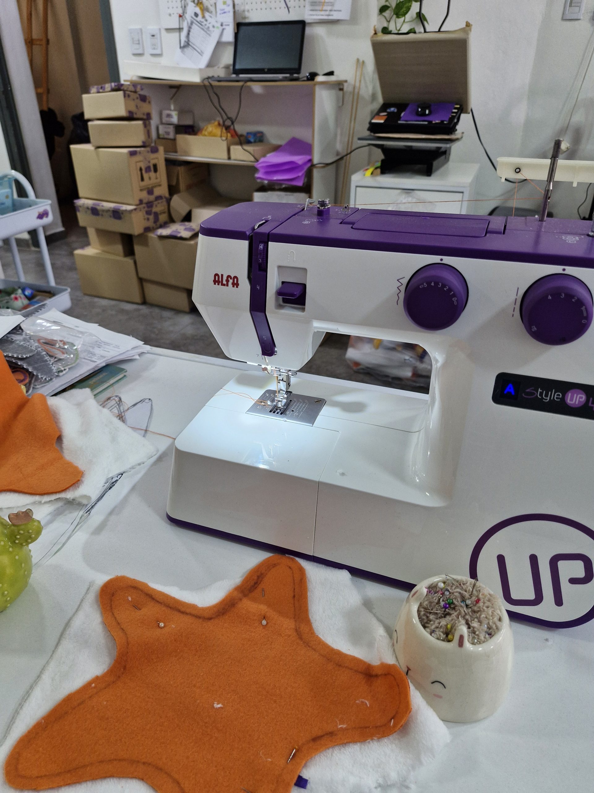 textiles, retazos, hilos y botones como materiales básicos.