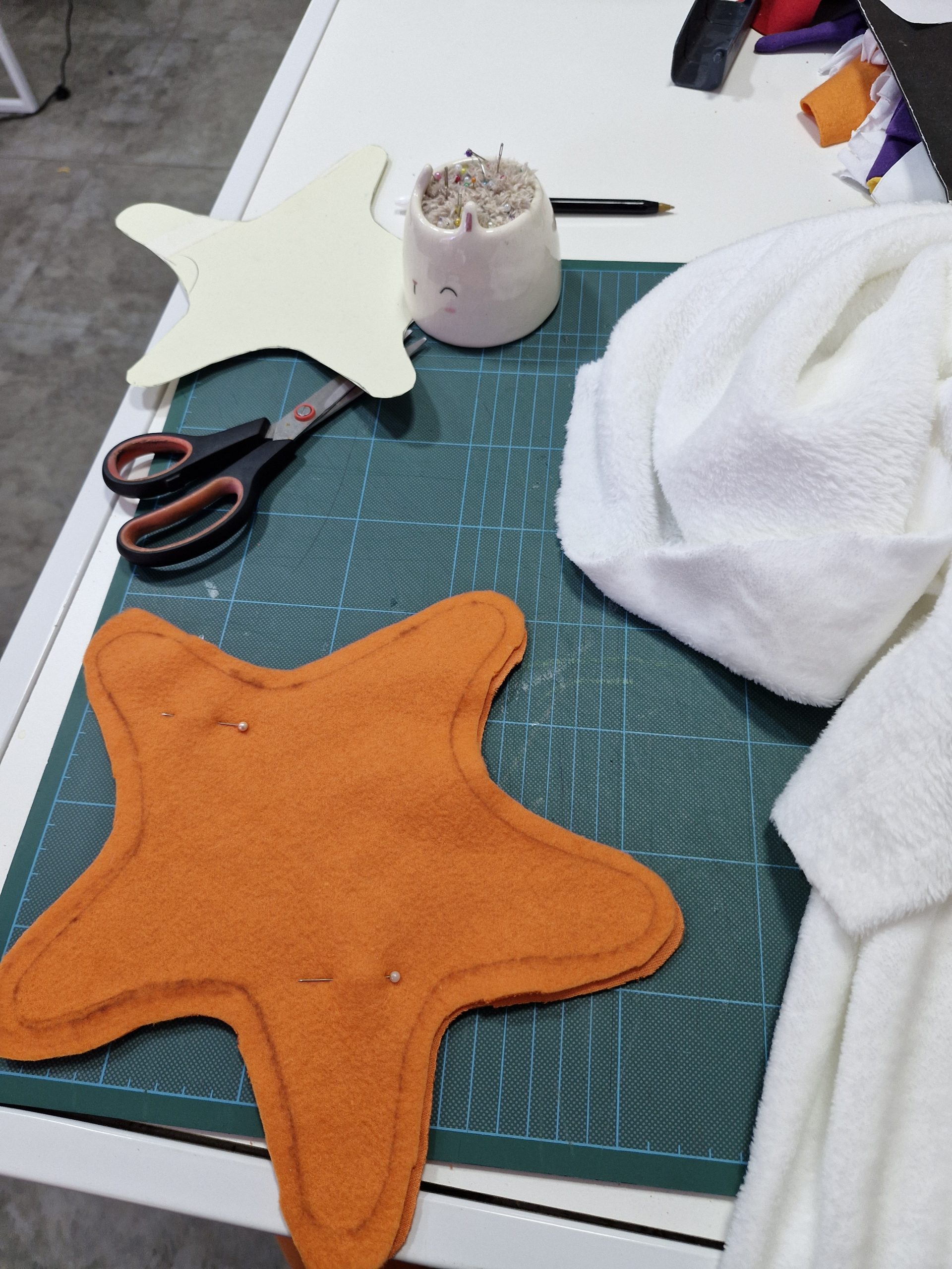 Una instantánea del proceso de creación de Coni, la estrella de mar de Bicho Canasto.