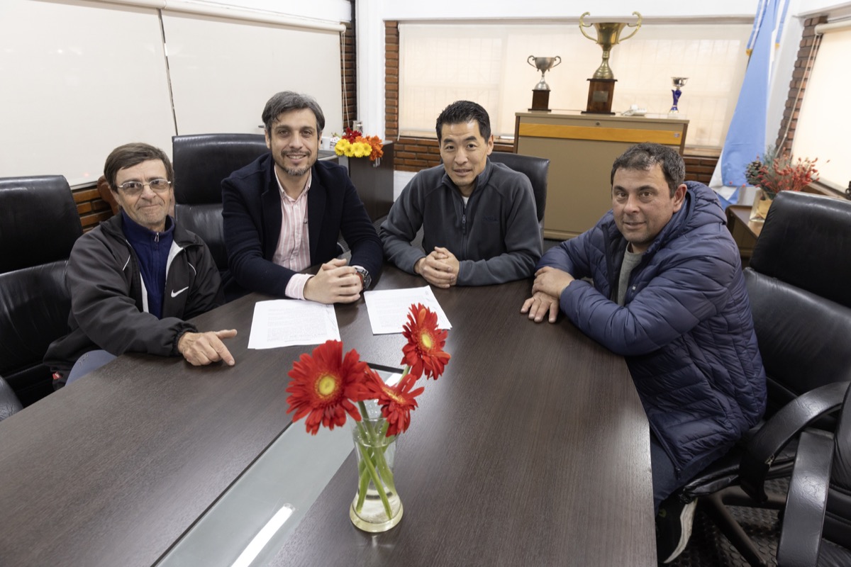 Cooperativa Argentina de Floricultores, firmaron el acuerdo sus autoridades: Silvio Haniu, Presiente; Raúl Rodrigues Nunes, Secretario y Martín Cardoso, Tesorero.  