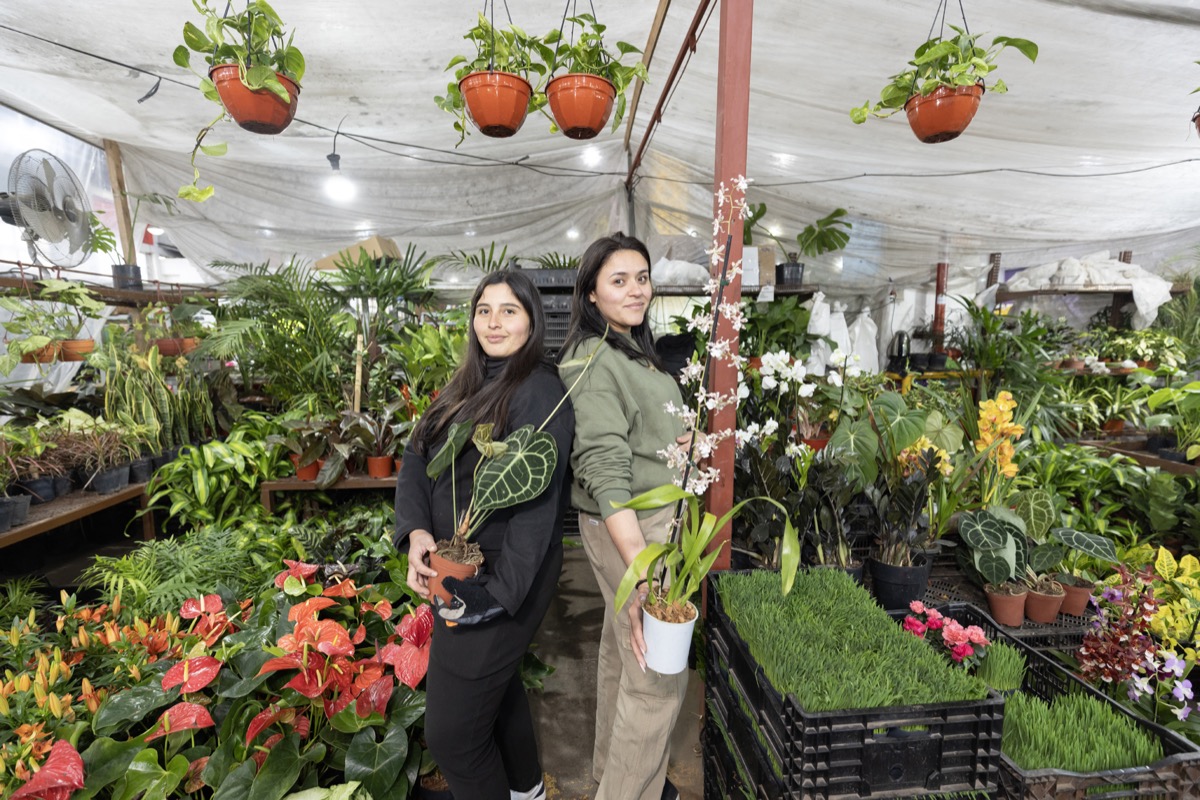 Un team de productoras listas para comenzar el viaje del mercado de Barracas ¡a la feria en La Rural!.  