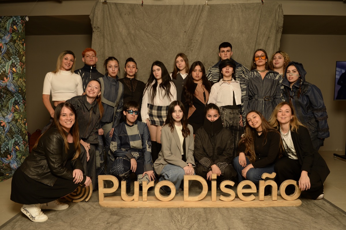 El equipo de coordinadoras, diseñadoras y modelos de la Universidad de Morón en el After 100 % Puro Diseño (¡de moda!). 