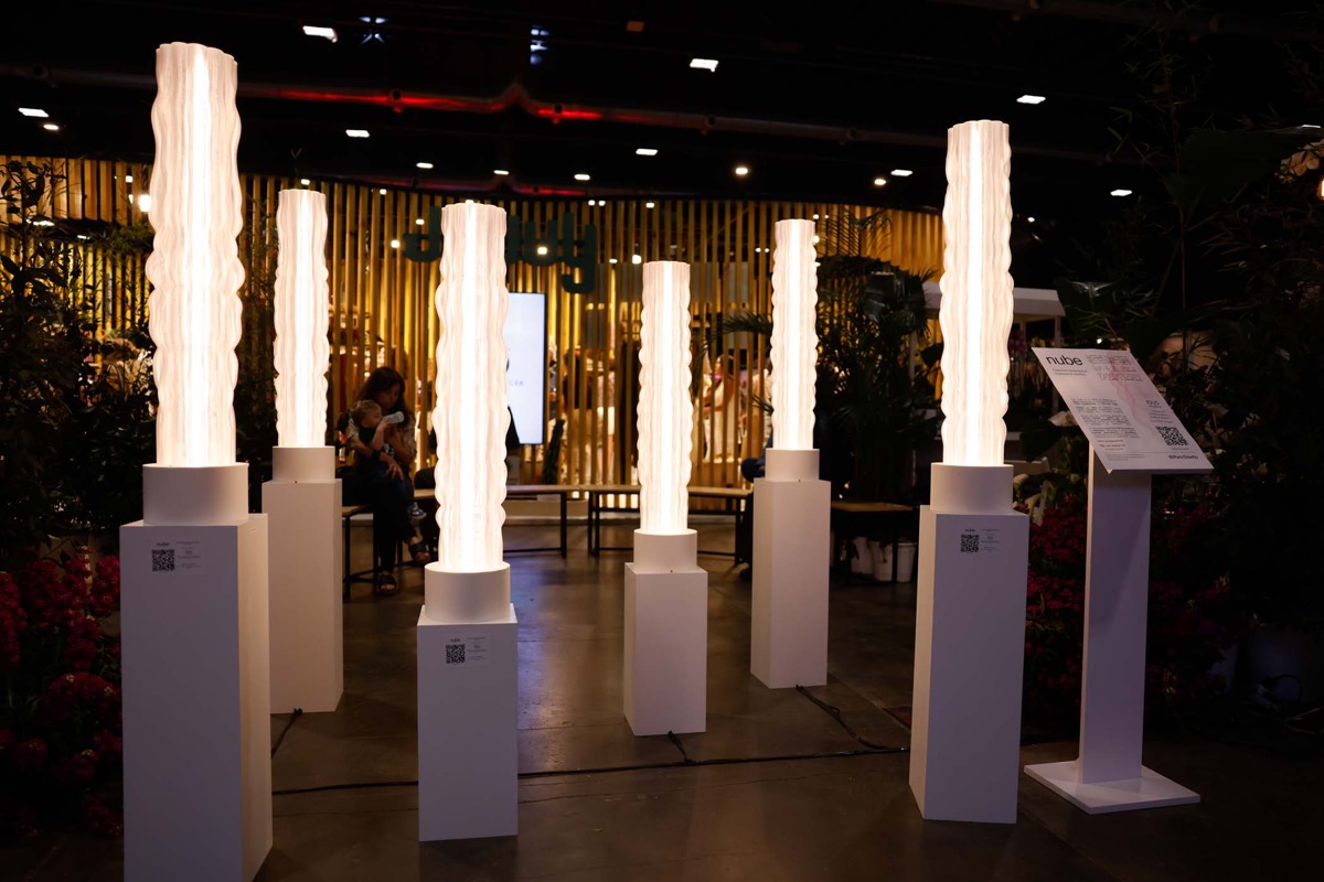 Cada lámpara surge del mismo proceso, pero revela una expresión única. 