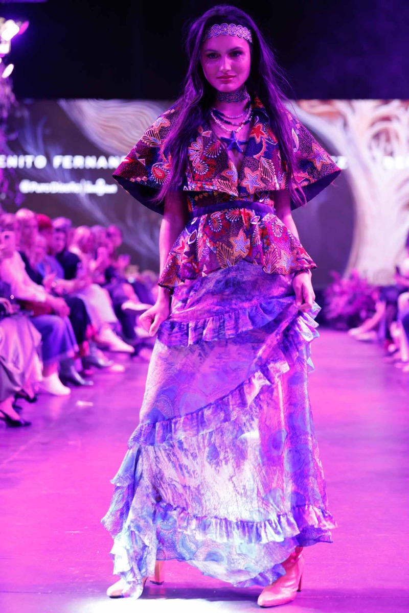 el diseñador Benito Fernández presentó su nueva colección LATIR, un desfile que se convirtió en uno de los momentos más esperados del evento que celebra 25 Años.  