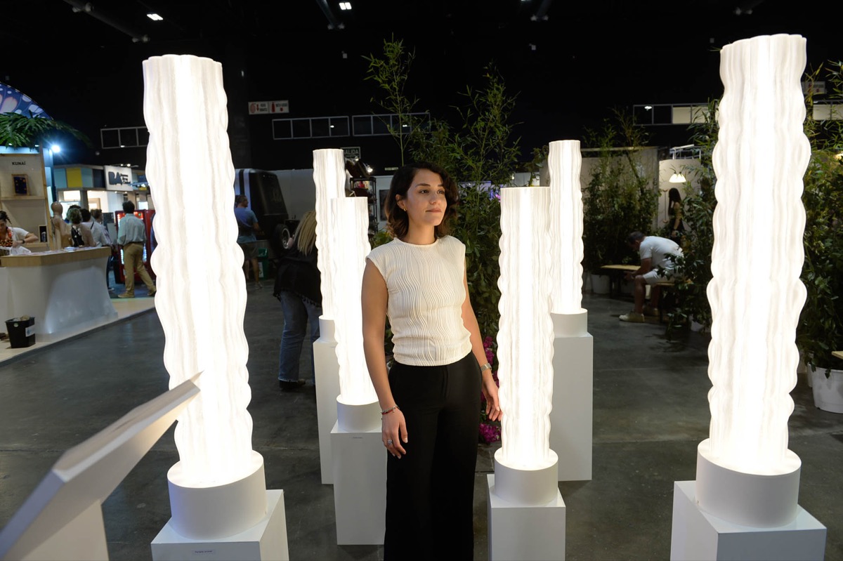 Sol Sánchez Cimarelli entre las nubes de IOUS studio, una atracción y ¡un lujo! de Feria Puro Diseño 2025. 