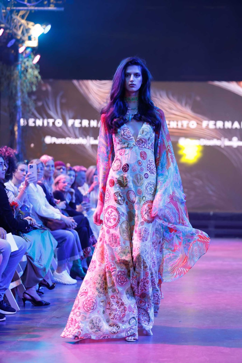 Sobre la pasarela, los vestidos mostraron morfologías diversas pero unidas por una coherencia estética inconfundible.  