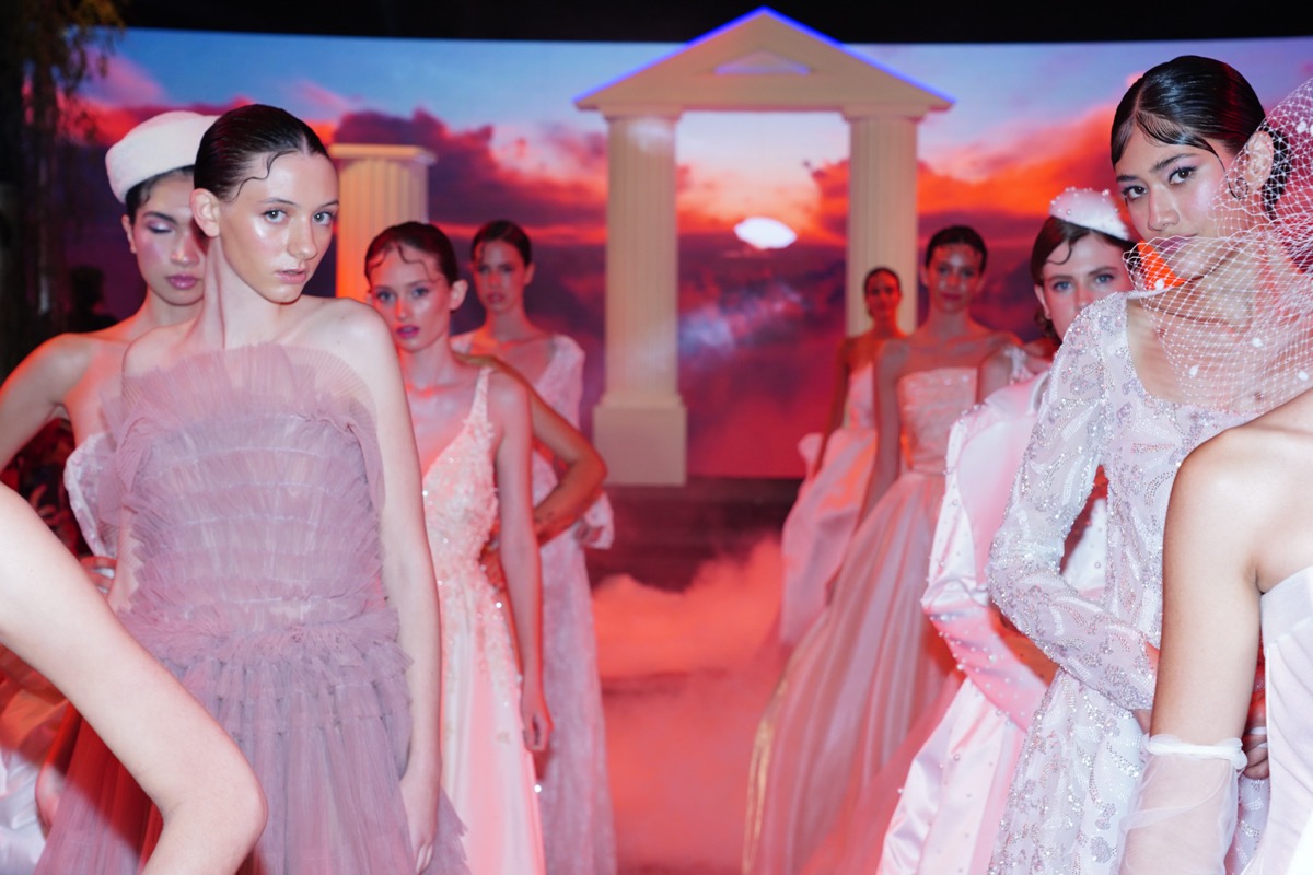 De Grecia a La Rural, un viaje en el tiempo y a través de la historia de la mano del show de moda de Jorge Rey. 