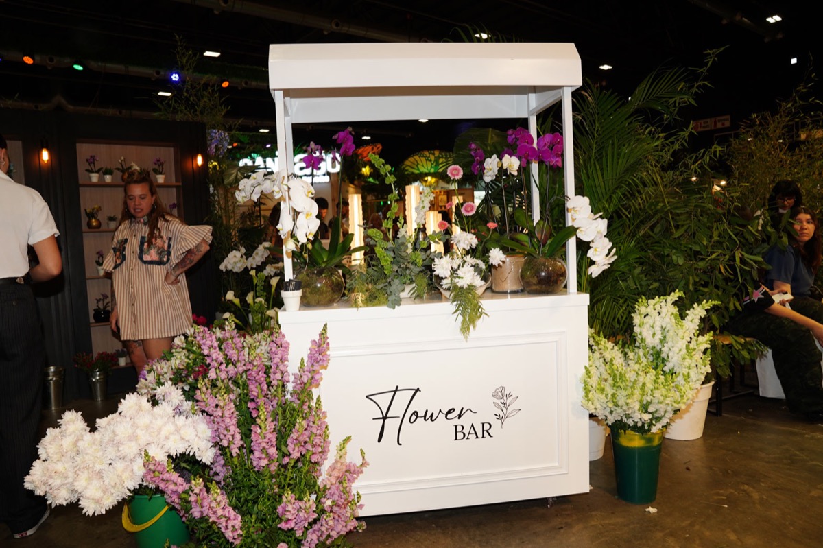 Un kiosco de flores del Mercado de Flores de Barracas en un espacio de relax junto a la pasarela. 