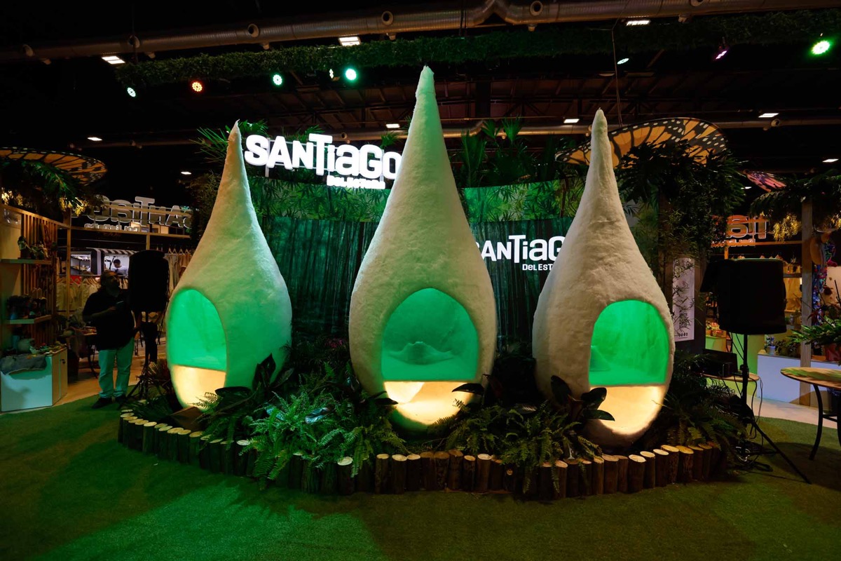 La instalación de capullos de seda del stand de Santiago del Estero en Feria Puro Diseño 2025. 