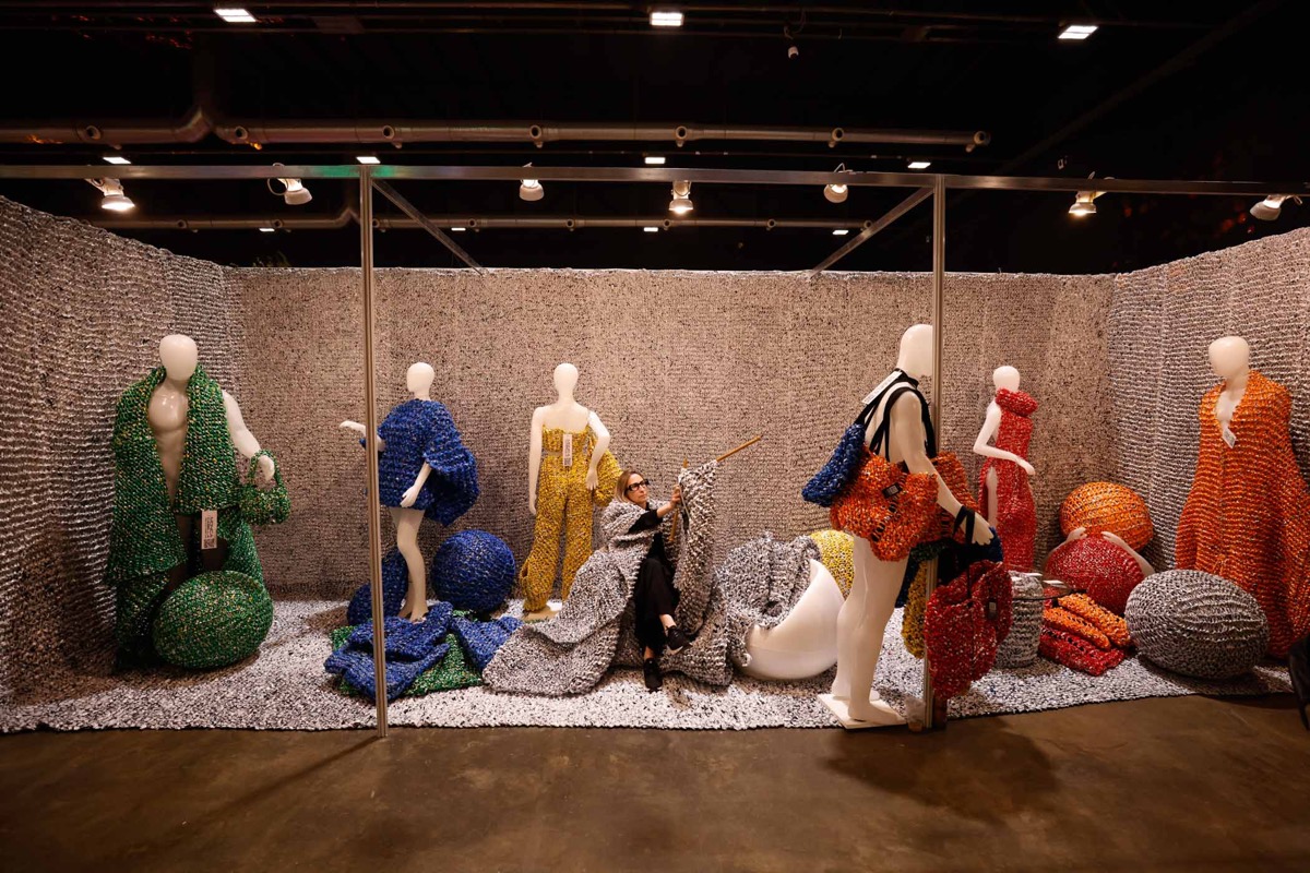 El stand/instalación y la perfomance de Mónica Casella en el mega espacio de MoCa Sustentable en Feria Puro Diseño 2025. 