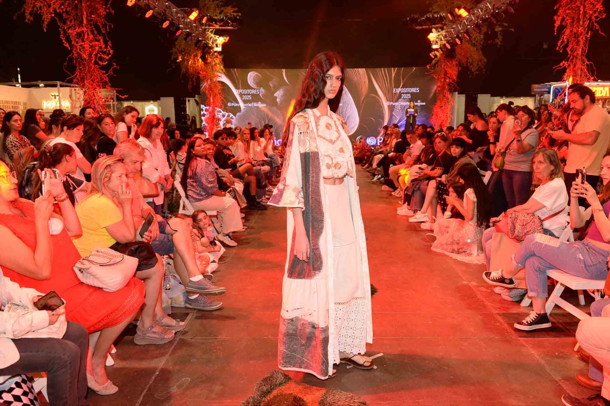 El segundo desfile de Expositores de Feria Puro Diseño by Sinteplast 2025. 