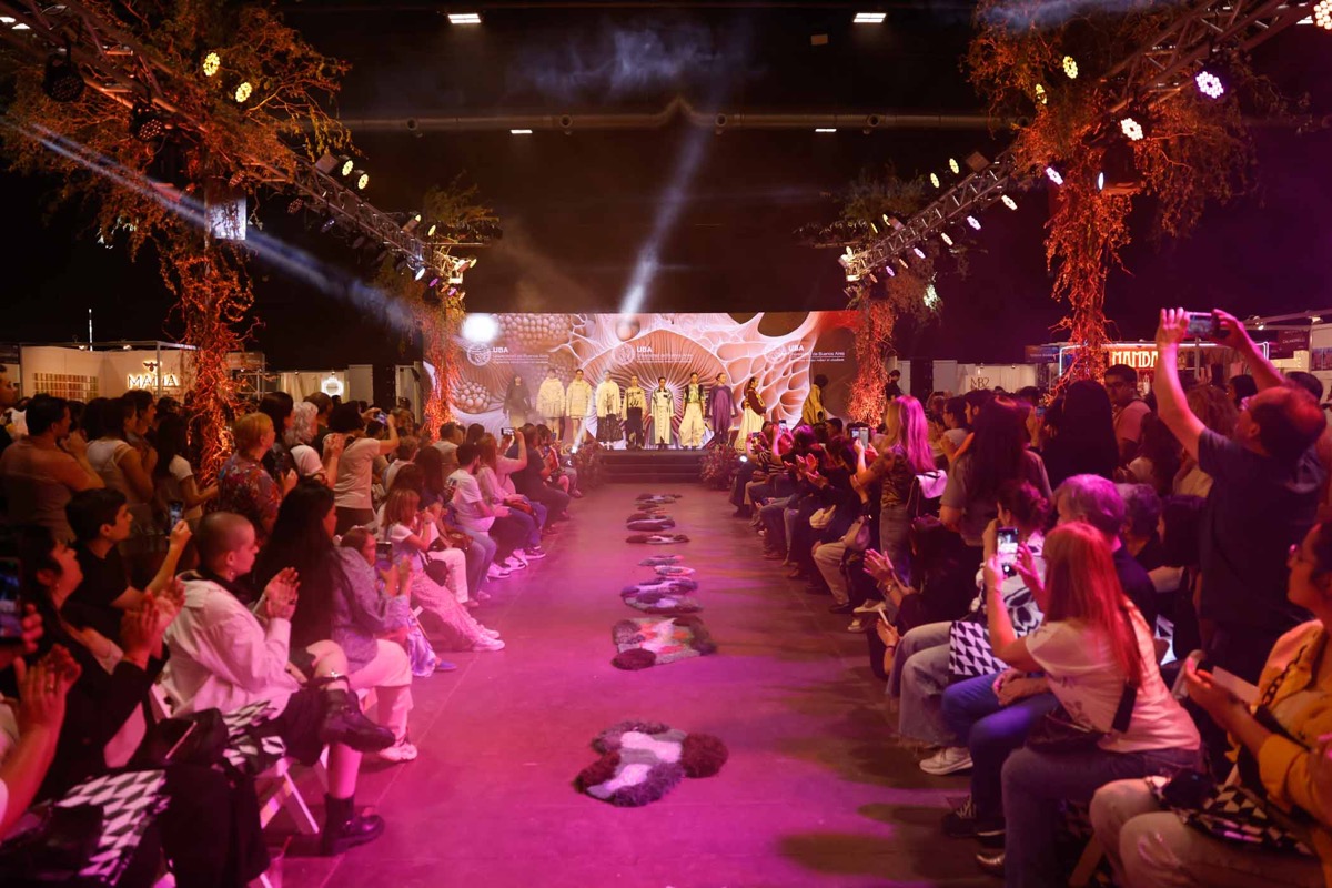 La pasarela de La Rural invertenida por los biomas bordados en tuffting por Yael Tesouro. 