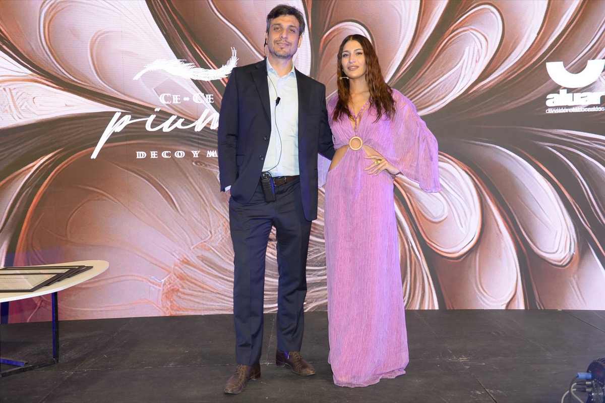 Matías Rosado, director y productor de Feria Puro Diseño, y Lara Simmone, conductora de la ceremonia de Premios Feria Puro Diseño 2025. 