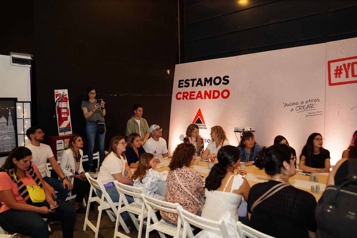 Cementos Avellaneda, a través de Marcela Otero de Conkretamente, presentó “Crear con Cemento”, y los participantes salieron del taller sabiendo cómo intervenir piezas de cemento con perspectiva deco.  
