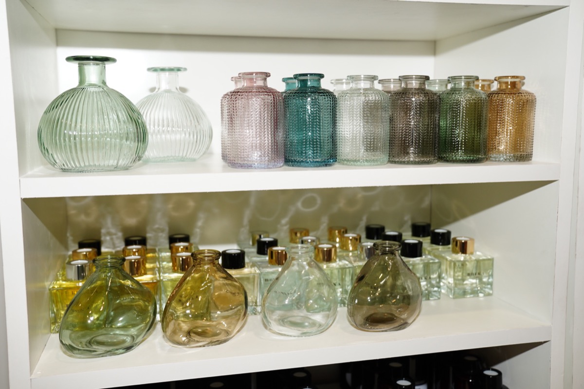 La tendencia jarrones de vidrio de colores, presente en Feria Puro Diseño 2025. 