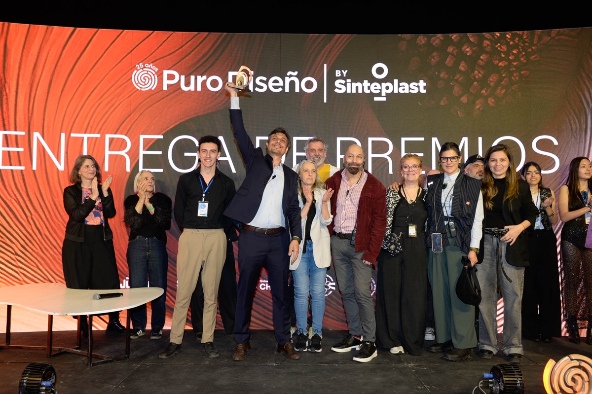 Un momentazo: Matías Rosado, director y productor de Feria Puro Diseño, anuncia un premio sorpresa al equipo de producción del evento. 