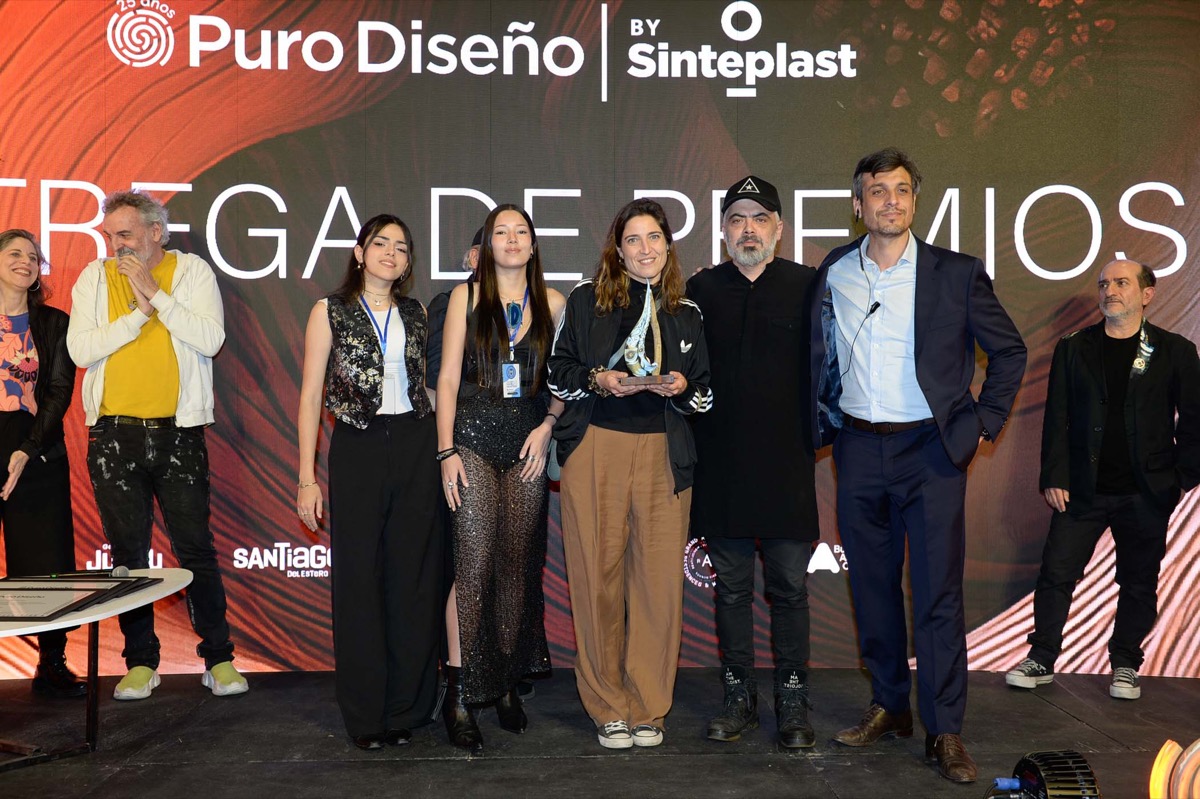 Federico Platener, curador del Paseo del Arte, entregó a Camila Desimone el Premio al Mejor Stand de Arte. 